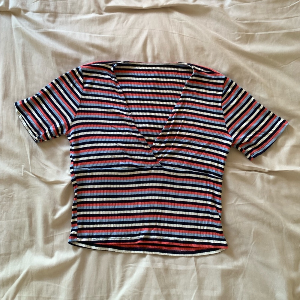 H&M Fitted V-Neck Blouse:
• Color: Multicolored 
• Size: Large